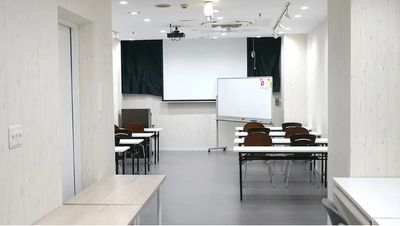コワーキングスペースSHARES 姫路で会議・打ち合わせ・イベント・研修に！セミナースペースの室内の写真