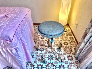 アンティーク椅子【無料】
オシャレな椅子 - レンタルスペースモモ 春日フローレサロンの室内の写真