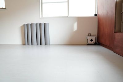 折りたたみベッドとワゴン
施術用枕、大判タイル1枚 - フロールーム日吉 ミートラウム綱島の室内の写真