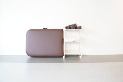 折りたたみベッドとワゴン
施術用枕、大判タイル1枚 - フロールーム日吉 ミートラウム綱島の室内の写真