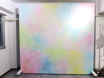 メルヘンをイメージした塗装壁。
Byちばてつや - RIVERLD東銀座スタジオ 《RIVERLD東銀座スタジオ》の室内の写真