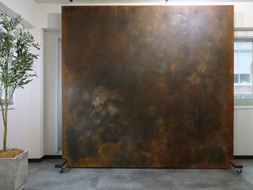 The鉄板をイメージした塗装壁。
Byちばてつや - RIVERLD東銀座スタジオ 《RIVERLD東銀座スタジオ》の室内の写真