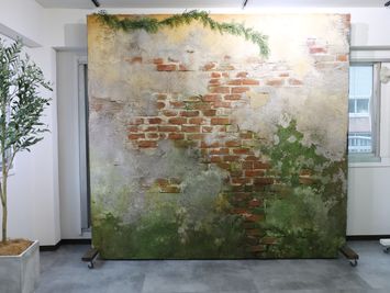 100年経過したイタリアの壁をイメージした塗装壁。
Byちばてつや - RIVERLD東銀座スタジオ 《RIVERLD東銀座スタジオ》の室内の写真