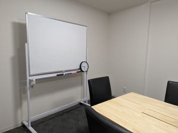 ホワイトボード - レンタル・コワーキングスペース【ベース大曽根】 【E】会議室の室内の写真