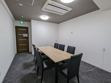 レンタル・コワーキングスペース【ベース大曽根】 【E】会議室の室内の写真