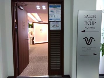 サロン・ドゥ・インナップ青山5階入口 - サロンドゥインナップ青山 写真・動画撮影＆配信スタジオの入口の写真