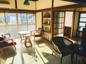 東向きの窓からの朝陽 - 海まで10分・江の島・喫茶ラムピリカ・古民家 喫茶ラムピリカの室内の写真
