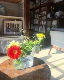 店内には季節の草花を飾っています - 海まで10分・江の島・喫茶ラムピリカ・古民家 喫茶ラムピリカの室内の写真