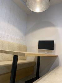 ベンチソファのクッションもしっかりしているので、長時間のMTGでも大丈夫！ - EIGHT CAFE 【原宿・明治神宮前徒歩5分】モニター完備4〜6名用ボックスシートの室内の写真