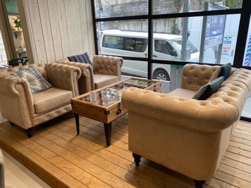 壁もインダストリアルな仕様になっていておしゃれ！ - EIGHT CAFE 【原宿駅・明治神宮前駅徒歩5分】お洒落カフェ テラスソファ席の室内の写真