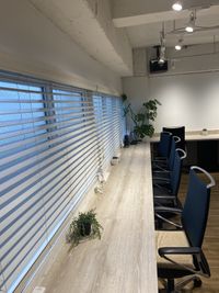 自然光の窓際デスクもございます。 - EIGHT CAFE 【原宿・明治神宮前徒歩5分！】～20名対応 ワーキングルーム の室内の写真