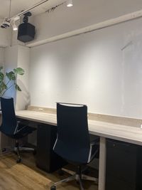 書類を広げても大丈夫な大判テーブルです。 - EIGHT CAFE 【原宿・明治神宮前徒歩5分！】～20名対応 ワーキングルーム の室内の写真