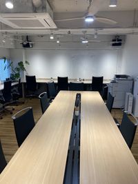 中央にもコンセント完備のワークデスクがございます。 - EIGHT CAFE 【原宿・明治神宮前徒歩5分！】～20名対応 ワーキングルーム の室内の写真
