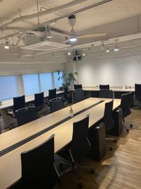 全16席のご用意がございます。 - EIGHT CAFE 【原宿・明治神宮前徒歩5分！】～20名対応 ワーキングルーム の室内の写真