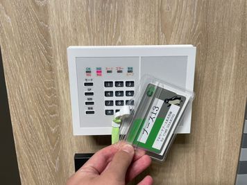 【白いセンサーにカードキーをかざすと共用扉が開きます】 - 【閉店】テレワークブース水天宮前 【閉店】ブース15の室内の写真
