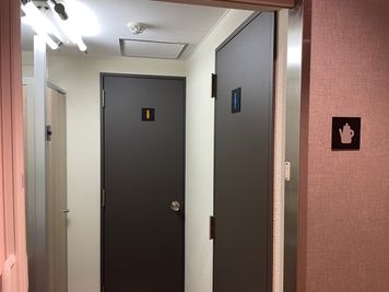【お手洗いは同フロア内に男女別で1ヵ所ございます。】 - 【閉店】テレワークブース水天宮前 【閉店】ブース15の室内の写真
