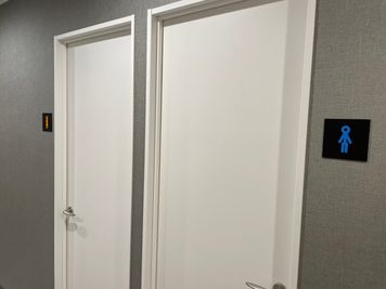 【お手洗いは同フロア内に男女別で1ヵ所ございます。】 - 【閉店】テレワークブース門前仲町 協和ビル 【閉店】ブース22の室内の写真