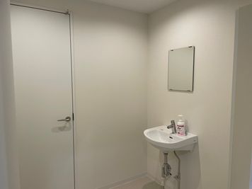 【男性トイレ（個室×1）】 - 【閉店】テレワークブース門前仲町 協和ビル 【閉店】ブース22の室内の写真