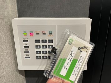 【白いセンサーにカードキーをかざすと共用扉が開きます】 - 【閉店】テレワークブース門前仲町 協和ビル 【閉店】ブース22の室内の写真
