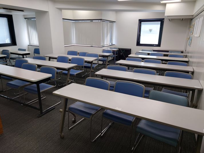 富士国際ビジネス専門学校 教室の室内の写真