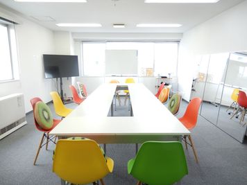 ＜フルーツ会議室 旭川駅前＞ 多目的レンタルルームの室内の写真