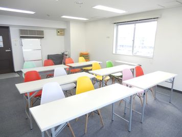 ＜フルーツ会議室 旭川駅前＞ 多目的レンタルルームの室内の写真