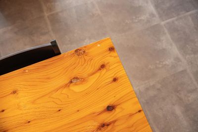 特注の造作デスクにはコンセントも完備。 - SPOT渋谷ストリームサイド 渋谷駅隣接デザイナーズレンタルスペースの設備の写真