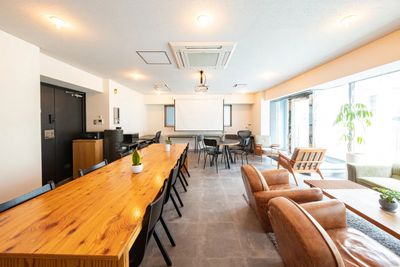 プロジェクタ（オプション）で１００インチスクリーンへ画像を反映可能です。 - SPOT渋谷ストリームサイド 渋谷駅隣接デザイナーズレンタルスペースの設備の写真