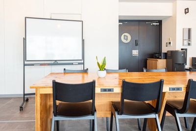 オプションで可動式ホワイトボードもご利用可能 - SPOT渋谷ストリームサイド 渋谷駅隣接デザイナーズレンタルスペースの室内の写真