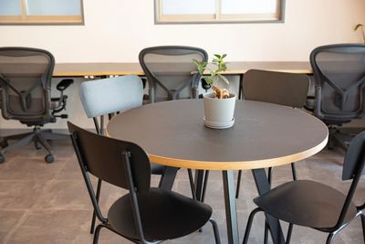 4名用丸テーブル - SPOT渋谷ストリームサイド 渋谷駅隣接デザイナーズレンタルスペースの設備の写真