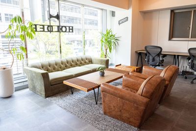 ソファスペースも完備。３Pソファ＋１Pソファ２＋オットマン - SPOT渋谷ストリームサイド 渋谷駅隣接デザイナーズレンタルスペースの設備の写真