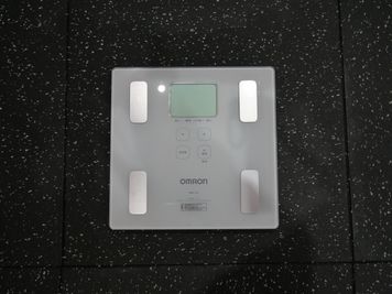 体重、体組成計
 - WHITEGYM横浜1号店の室内の写真