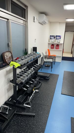 ダンベルは1kg〜20kg までご用意しております。 - Y&C GYM 町田レンタルジムの室内の写真