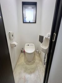 清潔感があり
光が差し込む通気性の良いトイレ - 新宿御苑駅チカ、設備充実の多目的レンタルスタジオUDN ★撮影機材無料レンタル★新宿御苑駅チカの撮影スタジオ！の設備の写真