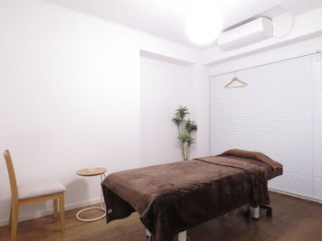 白を基調としたお部屋💆ベッド、イス、テーブル、ホットキャビ完備✨ - M'int レンタルサロンの室内の写真