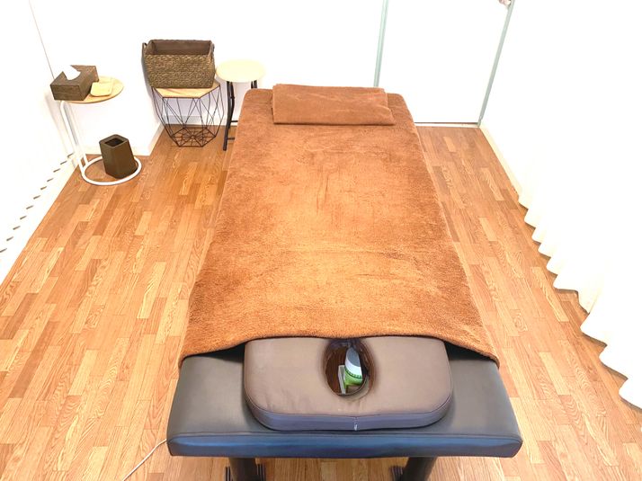 茶色を基調としたお部屋💆ベッド、イス、テーブル、ホットキャビ完備✨ - M'int レンタルサロンの室内の写真