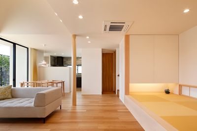 モデルハウスの綺麗なリビング、ダイニング、キッチンをお使い頂けます。小上りの和室畳スペースもあります。 - ファイブ住研株式会社　モデルハウス
