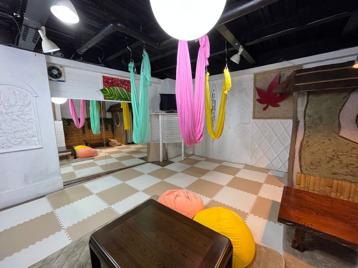 柏市旭町レンタルルーム【全面赤ちゃんマット、大型鏡アリ】 多目的スペースの室内の写真