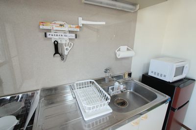 サランラップ・アルミホイルなどキッチン用品をそろえています。 - レンタルスペース　R-style王塚台 R-style　ROOM王塚台の室内の写真