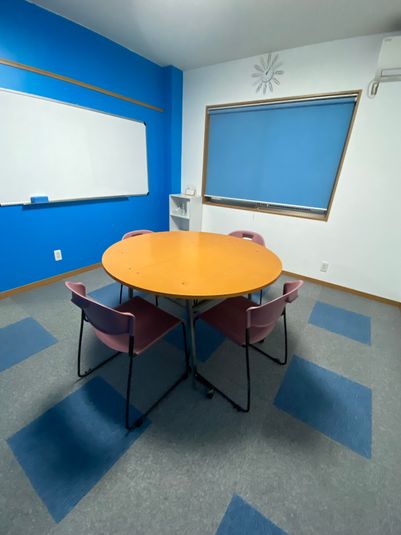 4人掛け丸テーブル　/　椅子７脚　/ホワイトボード - レンタルスペース　メイプルリーフ羽島 B　ルームの室内の写真