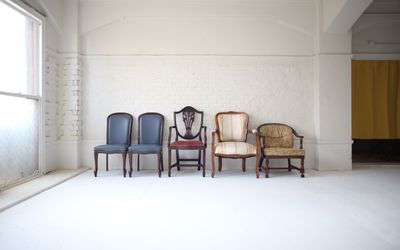 アンティークな椅子も随時入荷 - T5 STUDIO 大阪港／天保山 撮影スタジオ＆レンタルスペースの室内の写真