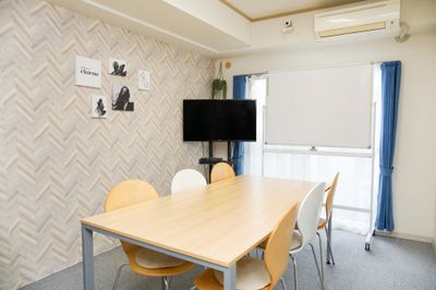 6人掛けの大きなテーブルがあります。
モニター（TV)とホワイトボードも無料使用可能 - 会議室ゴシェール 8名様まで　会議・面接・撮影・カードゲーム・サロンの室内の写真