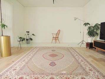 大判のペルシャ絨毯もオプションでご利用可能です - HOUSE124 商業用利用、法人さまご利用限定。写真撮影、動画作成、などの室内の写真