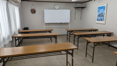 会議机は15台、椅子は25脚あります。ホワイトボード
1800×900のホワイトボード設置
 - 松井楽器店　キャロットルーム 多目的スペース 　松井楽器店　キャロットの設備の写真