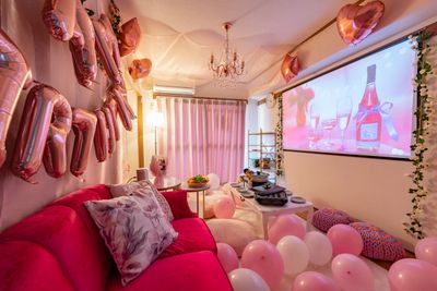100インチのプロジェクターでパーティ - 🌸天満パーティ向けレンタルスペース🌸 可愛いレンタルスペースTHE ROOM天満の室内の写真