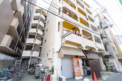 外観。奥のマンションへ - 🌸天満パーティ向けレンタルスペース🌸 可愛いレンタルスペースTHE ROOM天満の外観の写真