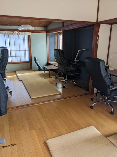 TatamiWorks 個室スペースがある千歳船橋のコワーキングスペースの室内の写真
