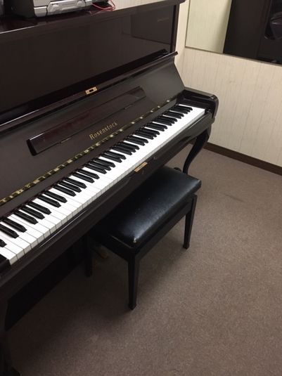 横浜ジャム音楽学院 アップライトピアノ練習室 ②の室内の写真