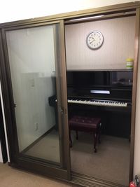 横浜ジャム音楽学院 アップライトピアノ練習室 ②の室内の写真