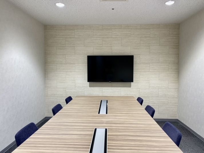 meetingroomE(～8名用) - fabbit広島駅前 ミーティングルーム・8名用の室内の写真